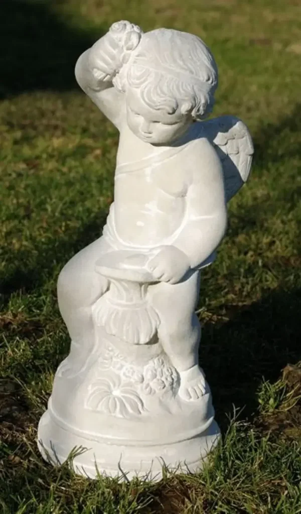 Steinfigur eines kleinen Engels