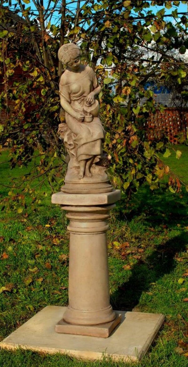 Steinskulptur Mädchen Milch gießt