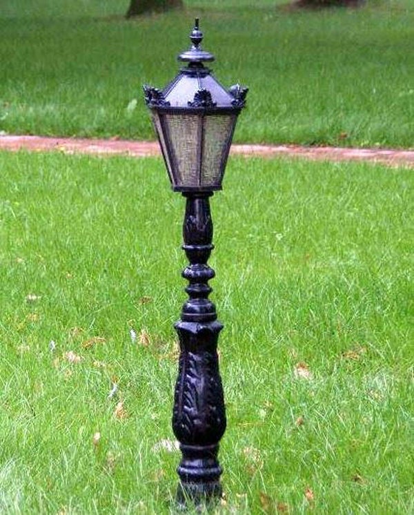 Traditionelle Gusseisenlampe mit einer Höhe von 123 cm