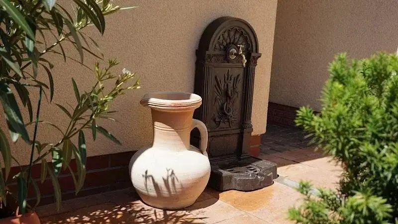 Wandbrunnen Garten mit Wasserhahn – Klassisches Gartenwaschbecken, dekorative Wasserstelle für Terrasse & Außenbereich
