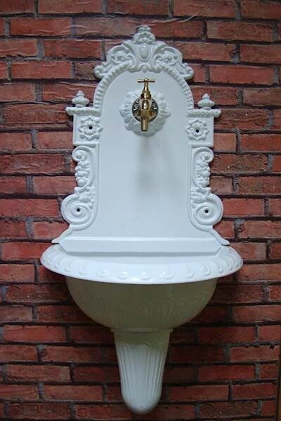 Wandwaschbecken aus Gusseisen mit Wasserhahn Weiß
