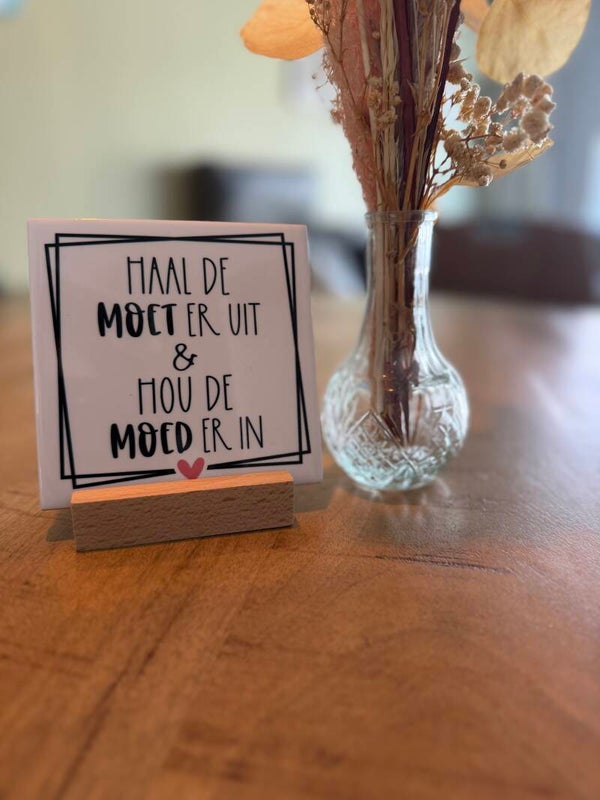 Tegeltje; Moet en Moed