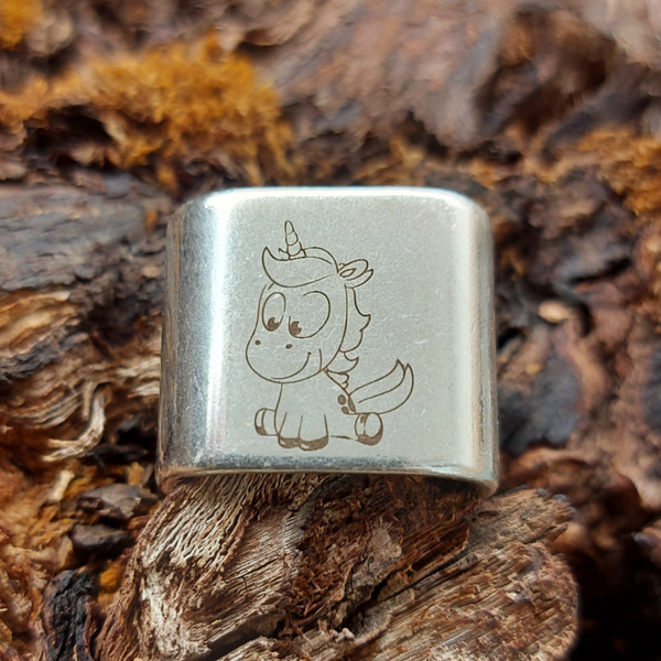 „Einhorn“ sitzend