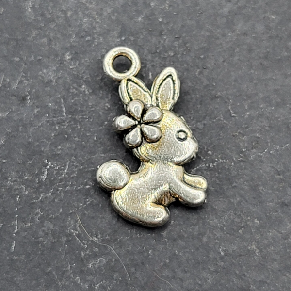Hase mit Blume