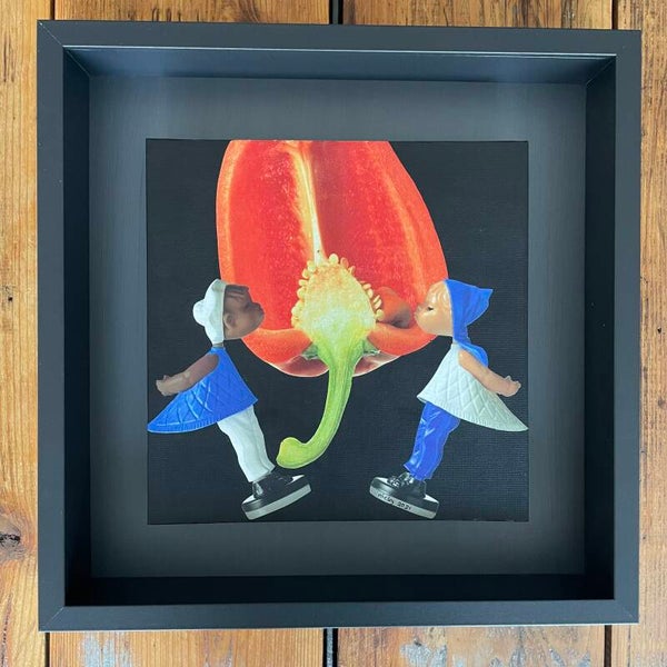Kiss me 25x25x0,3 cm (zw) incl lijst 35x35x6 cm