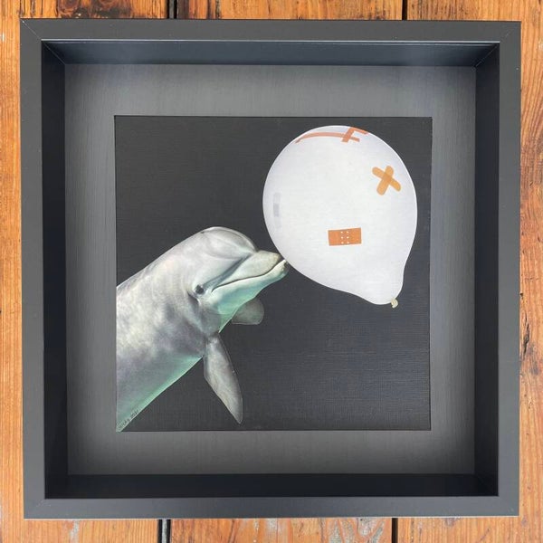 Plastic soep is geen feest 25x25x0,3 cm (zw) incl lijst 35x35x6 cm