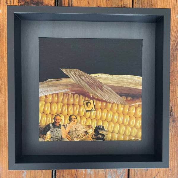 We love corn, and each other 25x25x0,3 cm (zw) incl lijst 35x35x6 cm