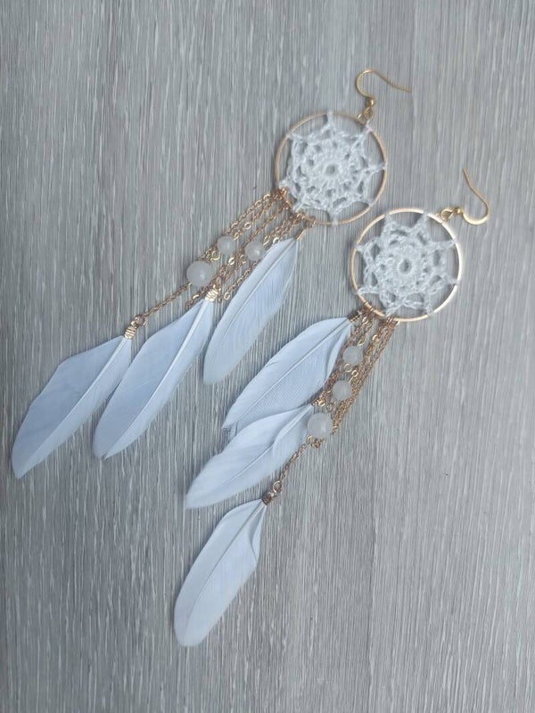 Boucles en jade blanc & plume