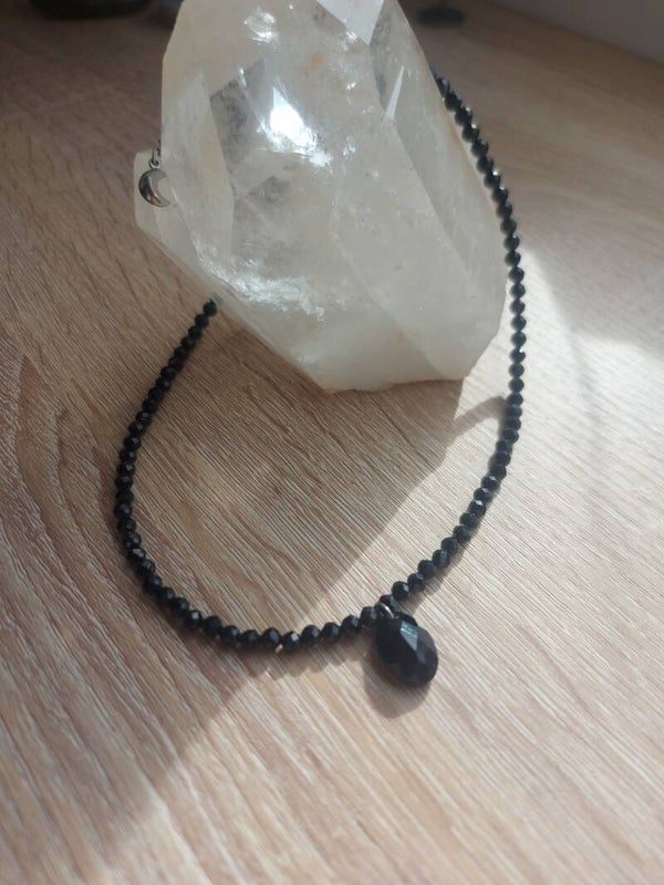 Ras de cou en spinelle noire facettée