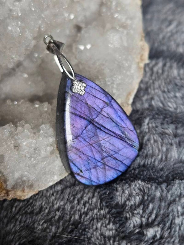 Pendentif en labra violette qualité extra