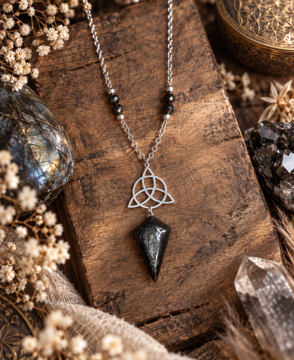 Collier "Triquetra" en obsidienne argentée