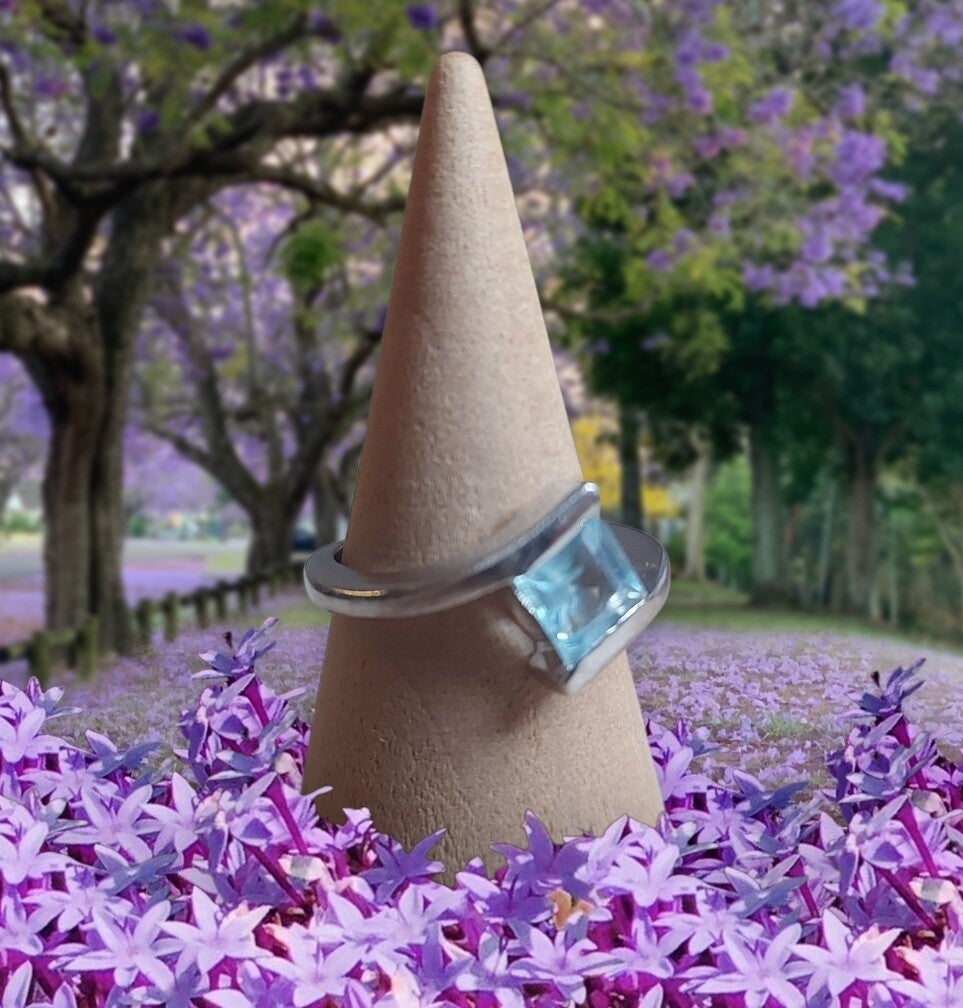 Bague en argent et topaze bleue