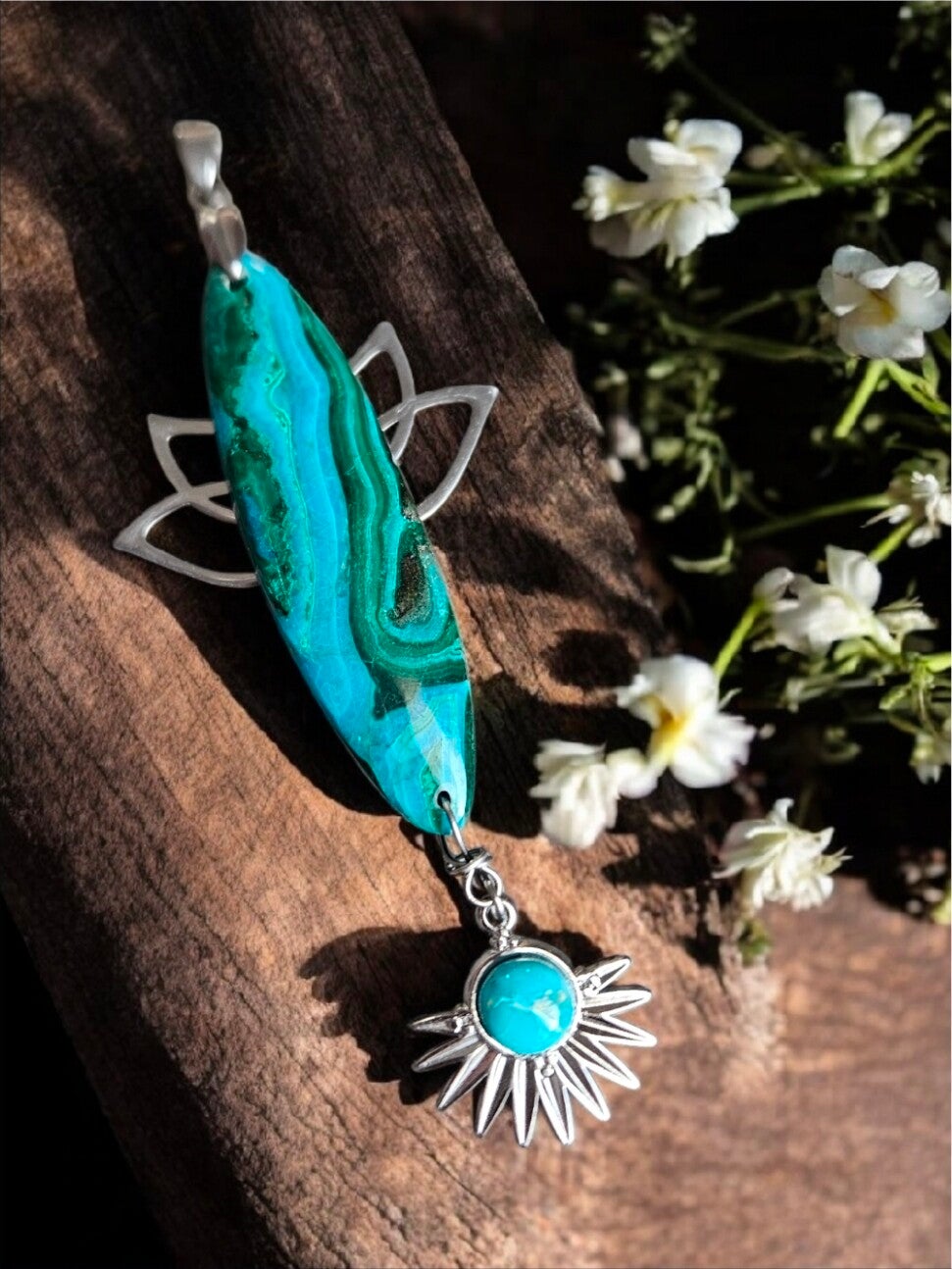 Pendentif "Soleil du Lotus sacré" en chrysocolle-malachite et turquoise