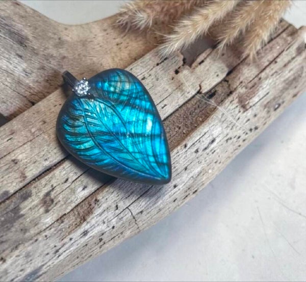 Pendentif en labradorite gravée