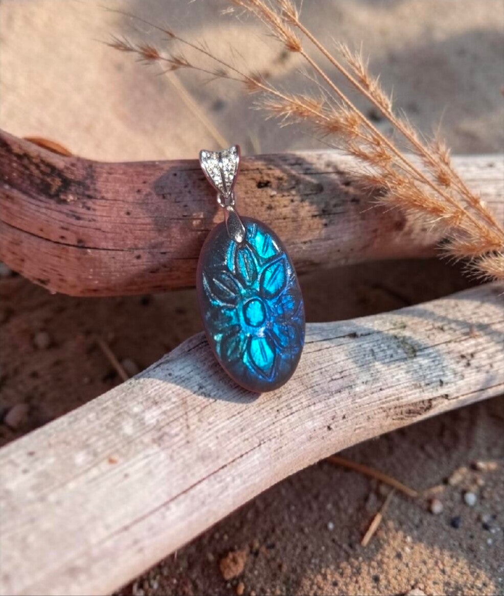 Pendentif en labradorite gravée