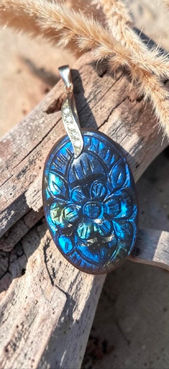 Pendentif en labradorite gravée
