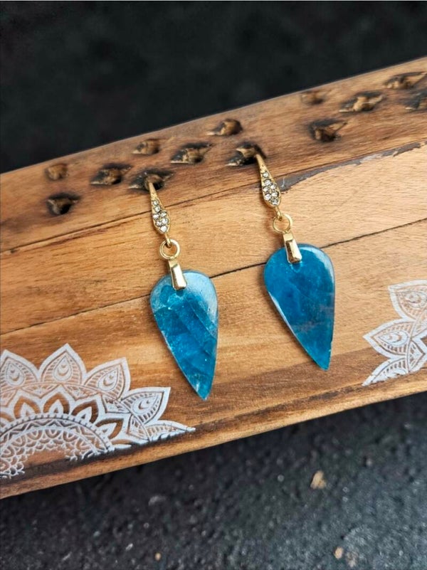 Boucles d'oreilles en apatite bleue