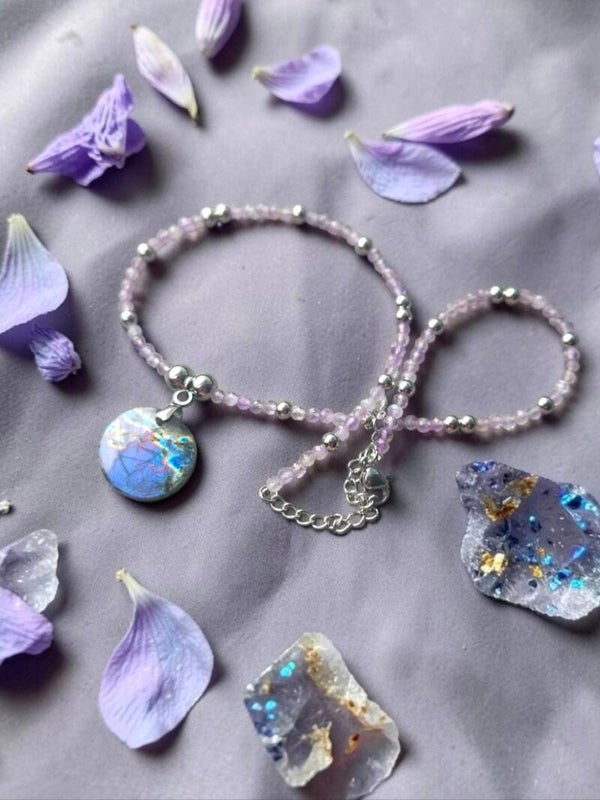 Ras de cou "Lueur enchantée" en améthyste facettée et labradorite violette