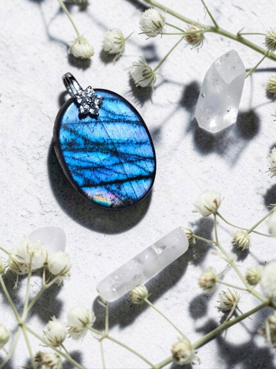 Pendentif en labradorite violette et bleue
