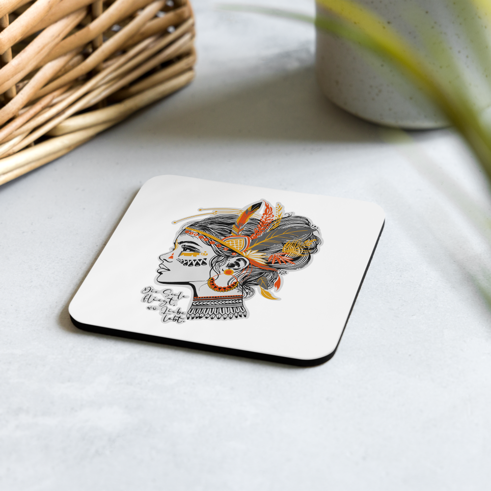 Korkuntersetzer Boho Frauenkopf „Die Seele fliegt“ – Federn im Haar, spirituelles Dekor & Geschenkidee | 4er Set