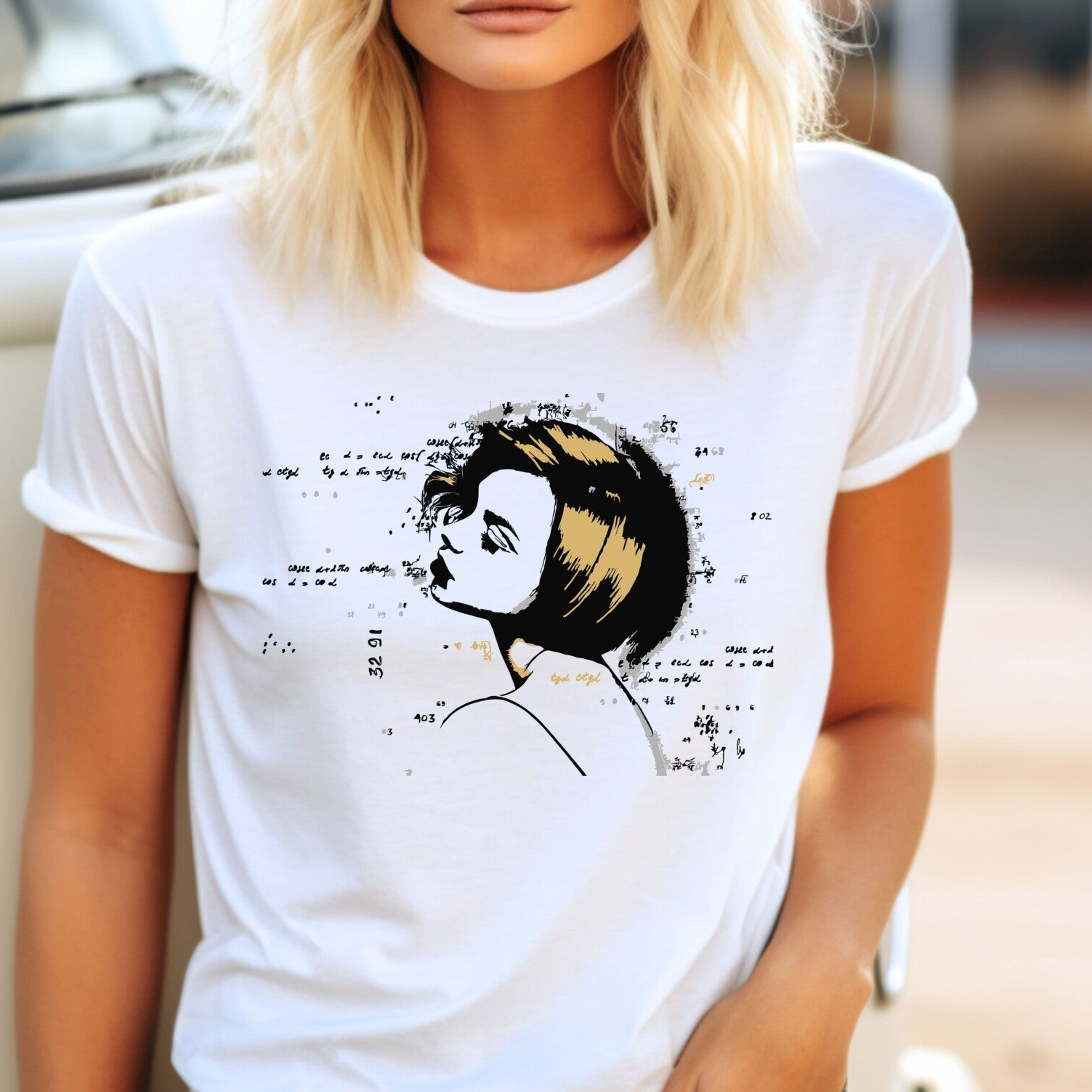 T-Shirt mit träumendem Frauenkopf – Wörter, Zahlen & Buchstaben als Gedanken-Motiv