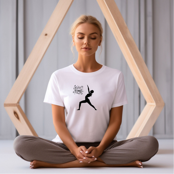 Yoga Shirt mit Frau in Yoga-Position & „Relax-Time“ Aufdruck