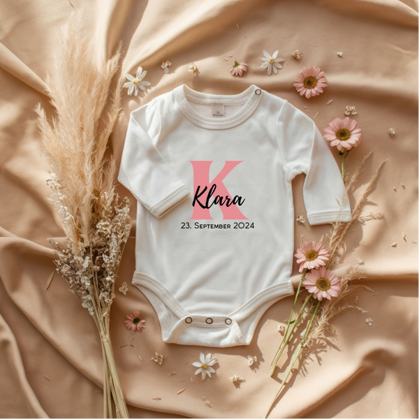 Personalisierter Babybody mit Initiale, Name & Geburtsdatum – Langarm