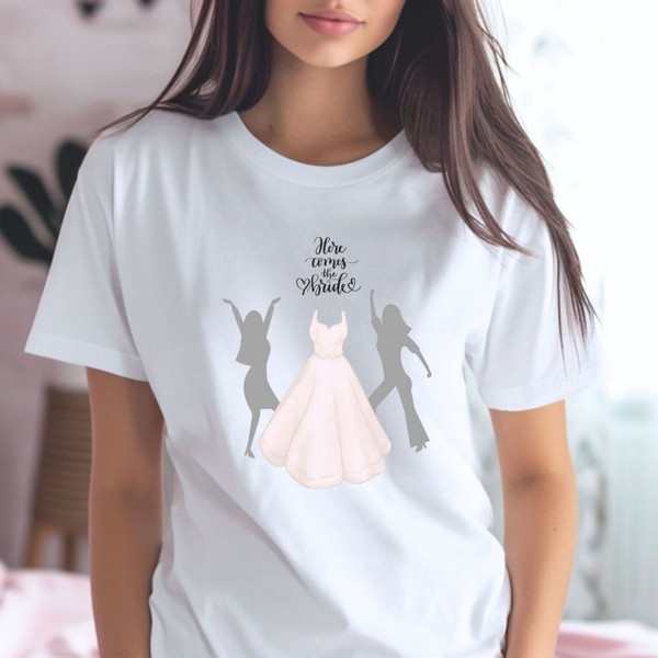 Bride T-Shirt – Kleid-Motiv mit Aufschrift „Here Comes the Bride“