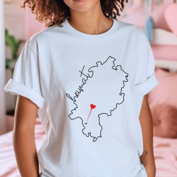 Heimat T-Shirt mit Bundesland & Ortsmarkierung – Personalisierbar mit Fähnchen