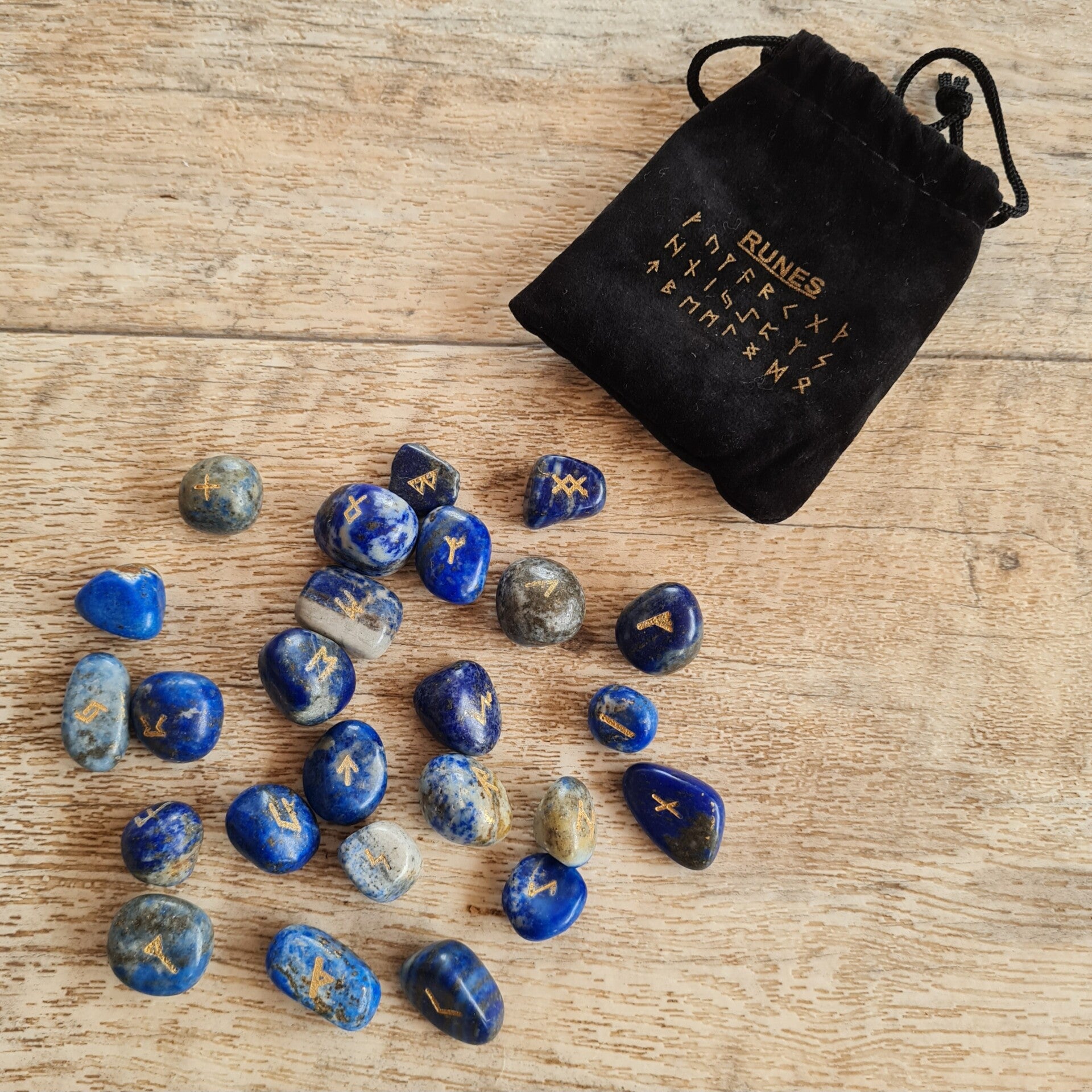 Edelstein Runenset aus Lapislazuli zum orakeln