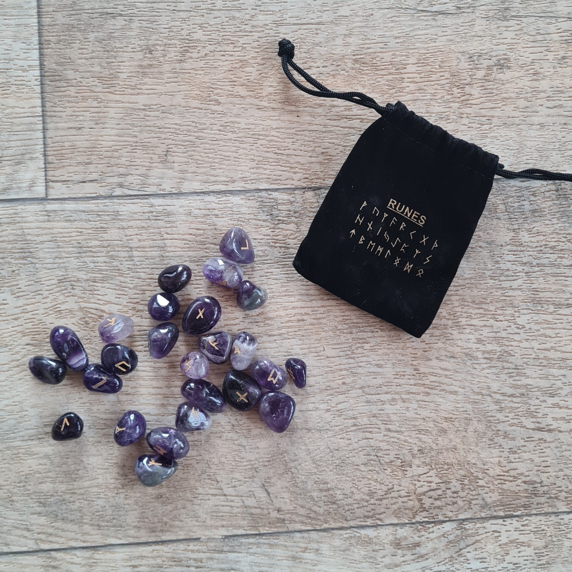 Edelstein Runenset aus Amethyst zum orakeln