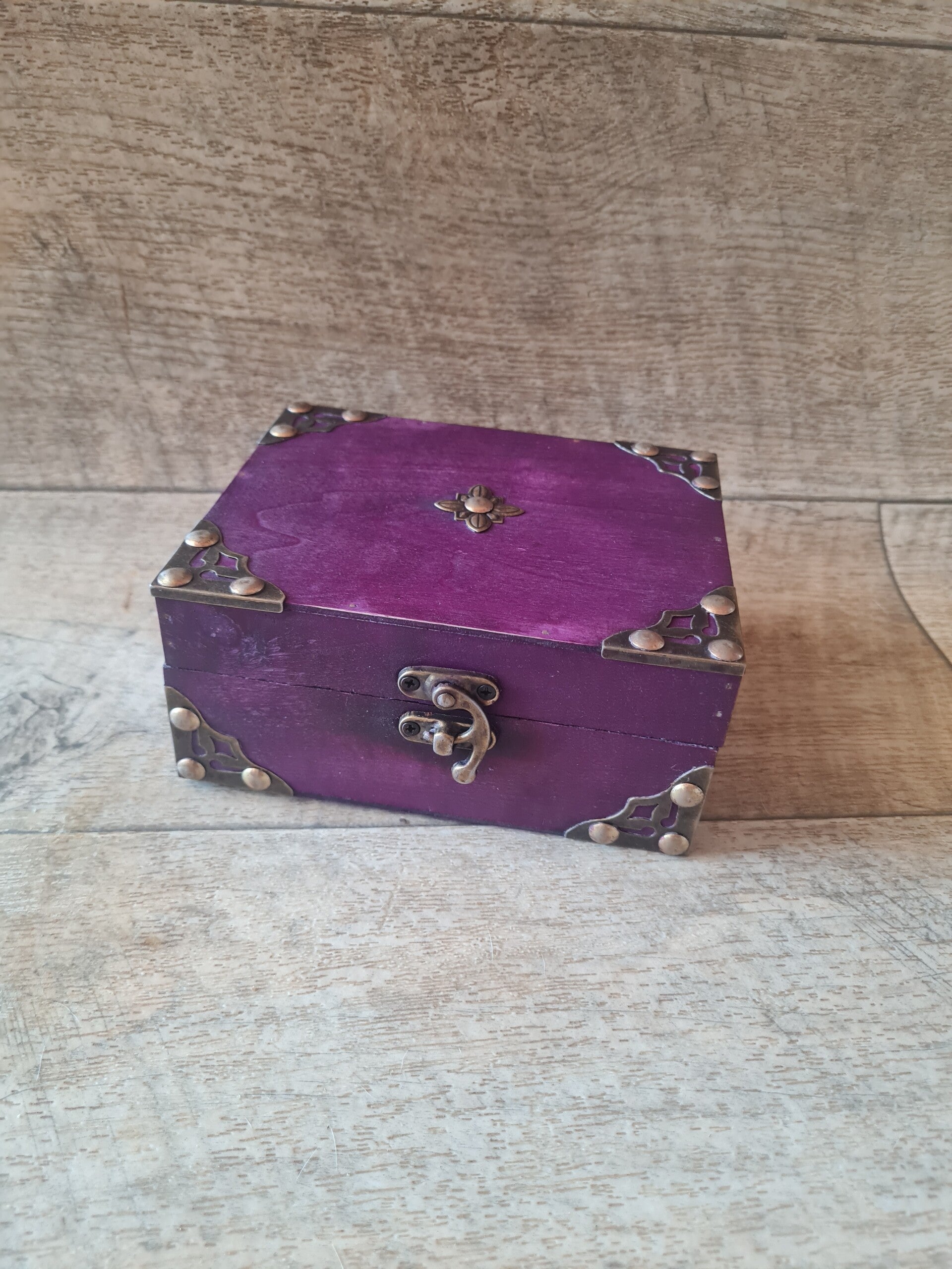 Magische Altar-Schatulle „Hexenlilie“ – Violette Holztruhe mit Antik-Beschlägen