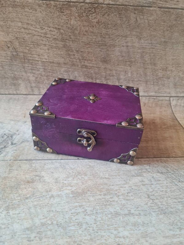 Magische Altar-Schatulle „Hexenlilie“ – Violette Holztruhe mit Antik-Beschlägen