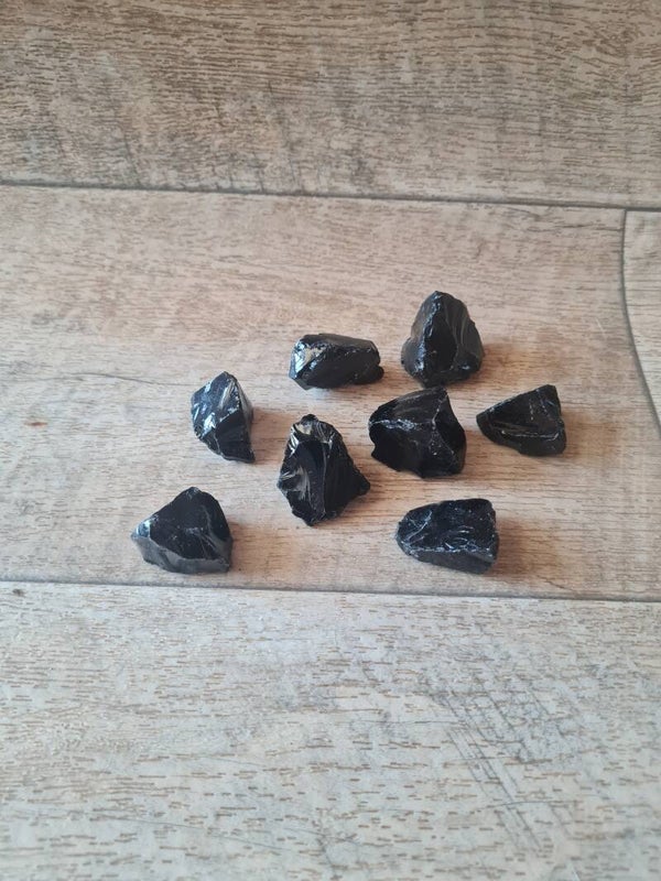 Schwarzer Obsidian Rohstein – Der magische Spiegel der Wahrheit & des Schutzes