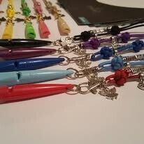 Pfeiffenbänder mit versch. Charms & Perlen