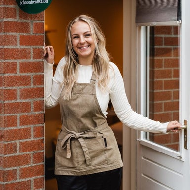 Met een passie voor het bevorderen van innerlijke rust en uiterlijke schoonheid, verwelkomt schoonheidsspecialiste Lianne je in haar salon.