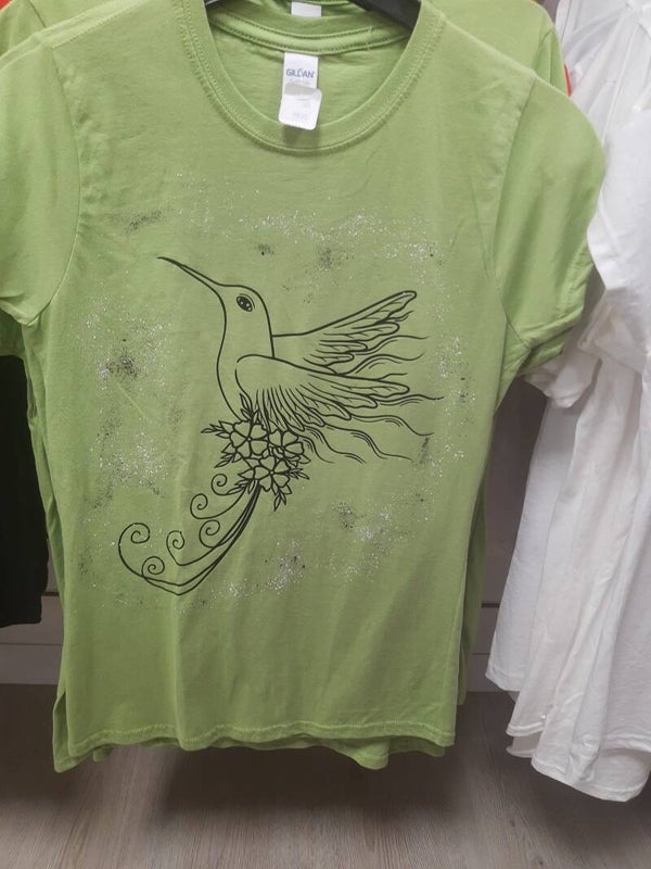 Groen shirt met zwarte opdruk van een vogel