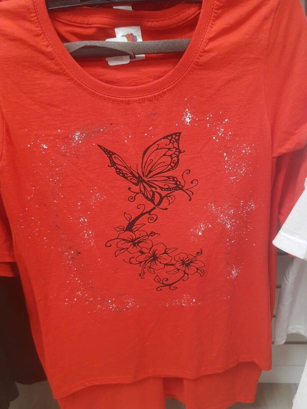 Rood shirt met zwarte vlinder opdruk