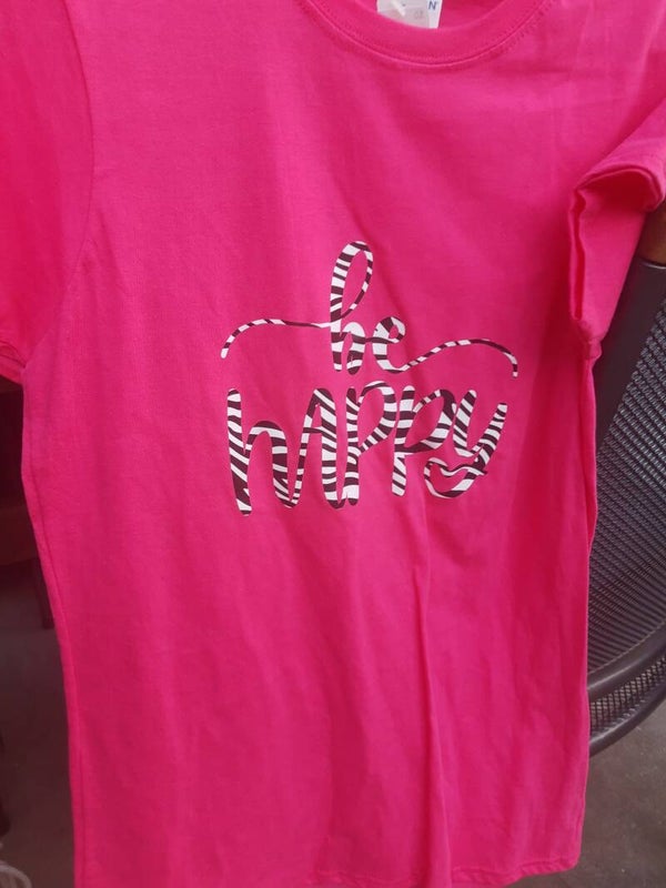roze shirt met zwart-witte opdruk