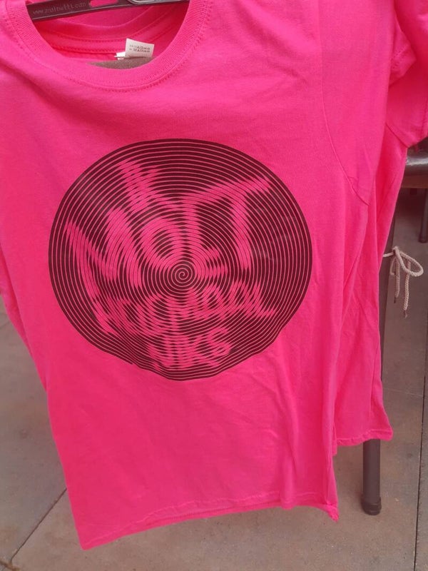 Roze shirt met spiraalafbeeelding