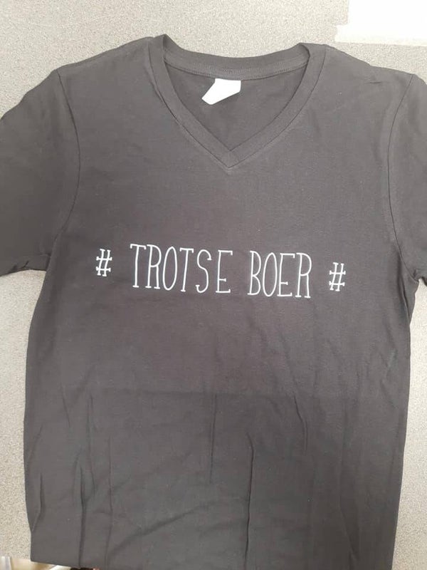 Zwart shirt met witte tekst