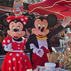 Animation mascottes Mickey et Minnie fête foraine pennes Mirabeau 13700
