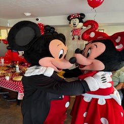 Animation mascottes Mickey et Minnie anniversaire Marseille 13