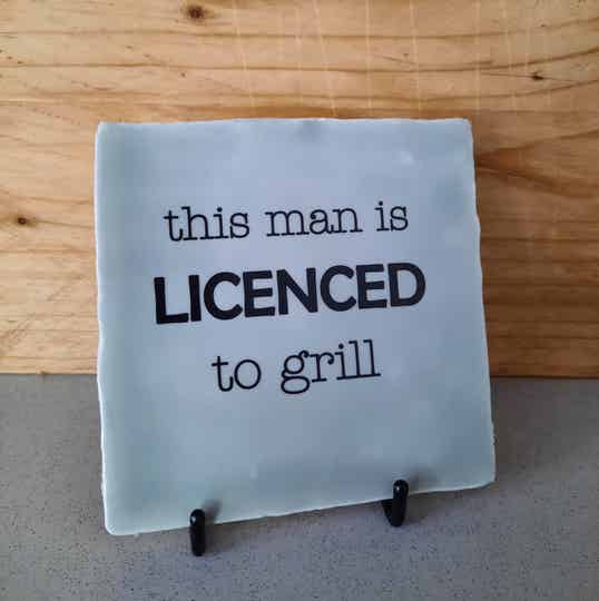 Bisoutjes - Tegeltje - This man is licenced to grill