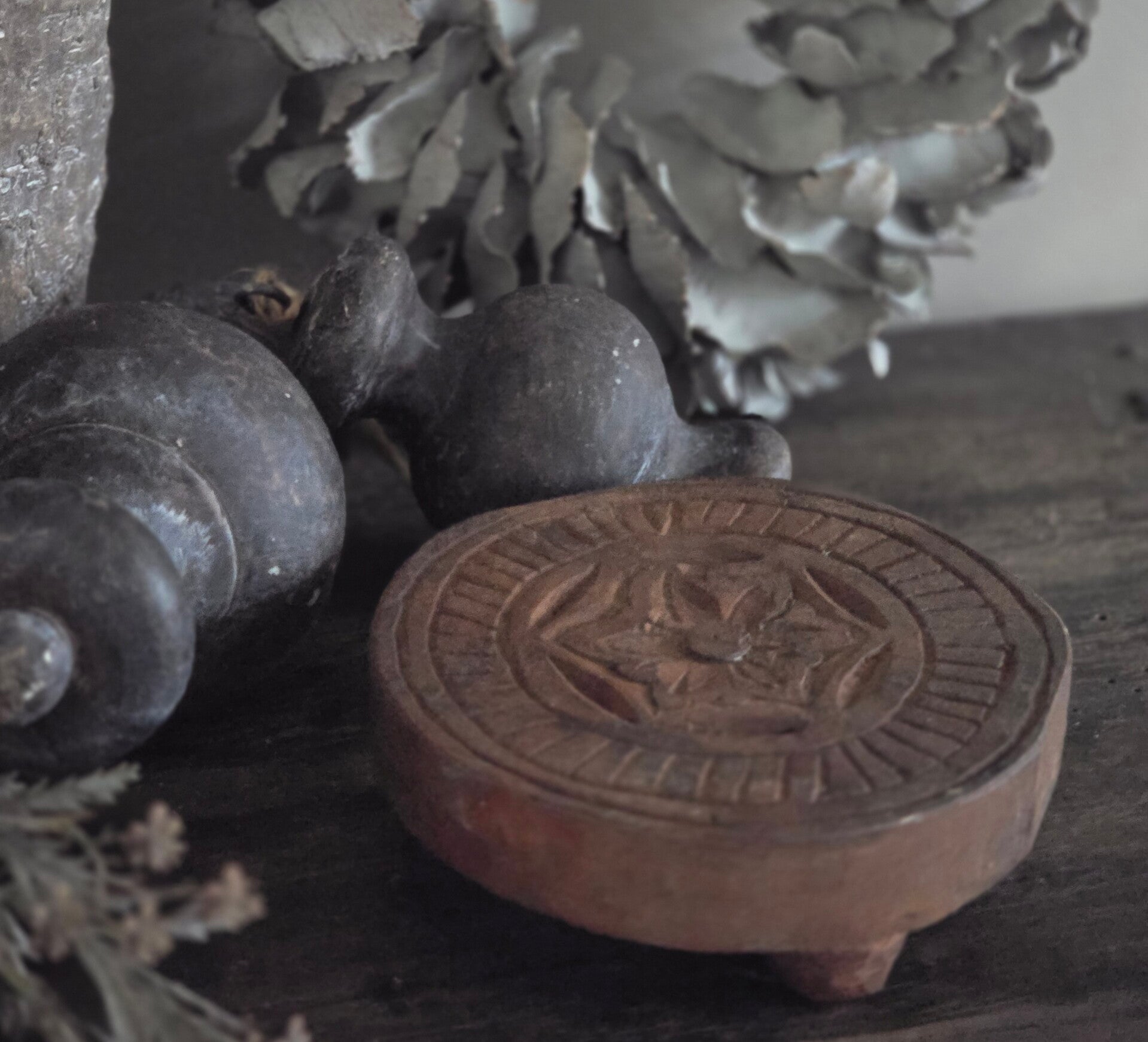Handgemaakte  Houten Ornament op pootjes 20 cm