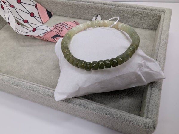 優質和田玉 (柔綠色晴水漸變)