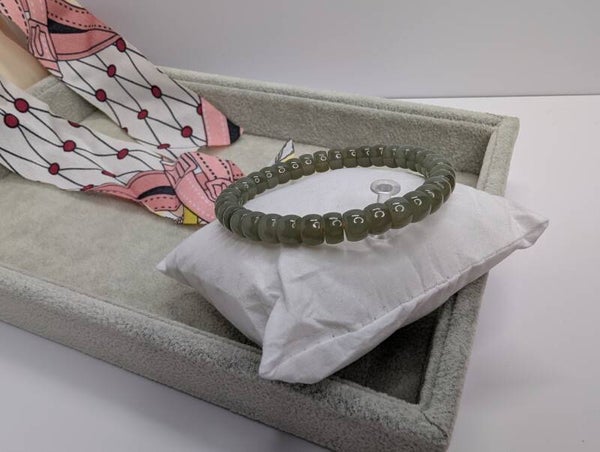 特級和田玉 (柔綠色帶貓眼)