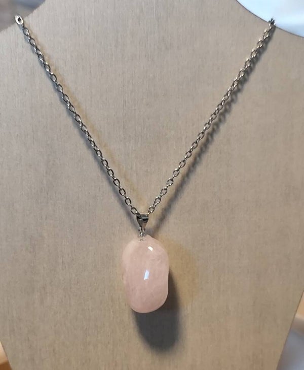 PENDENTIF PIERRE ROULEE QUARTZ ROSE AVEC CHAINE