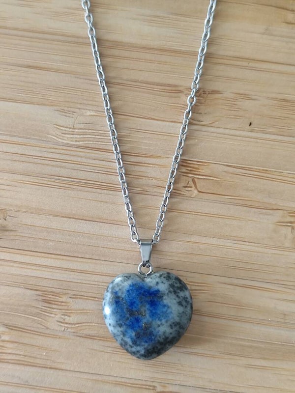 Pendentif coeur lapis lazuli avec chaîne argentée