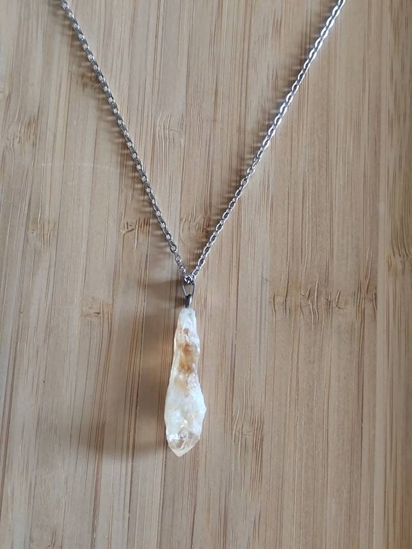 Pendentif en pierre naturelle citrine brute avec chaîne argentée 💛